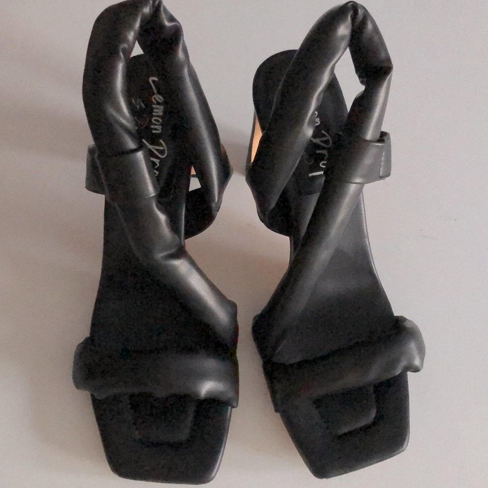 Cute cushioned strapped heeled sandals